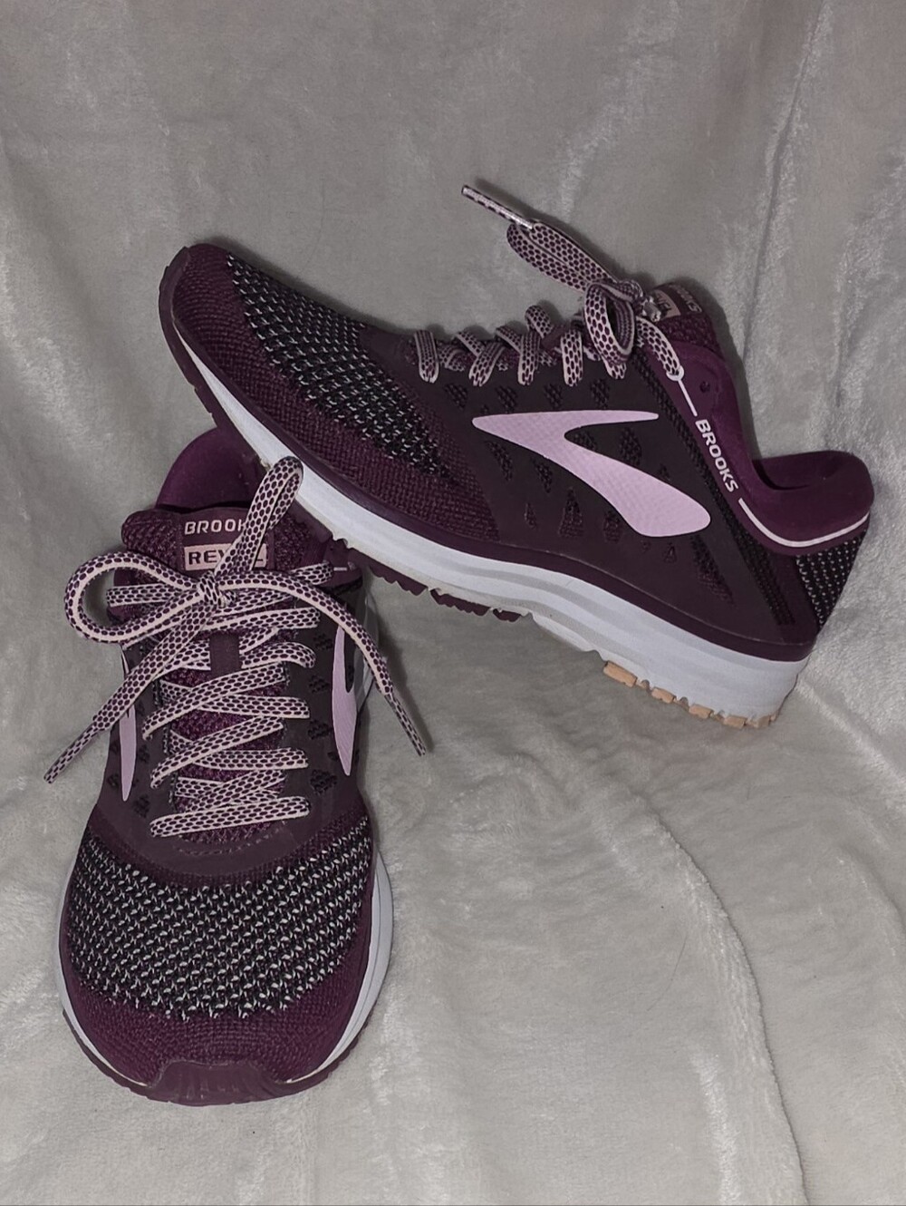 Brooks Revel Plum Running Shoes Size 6 Womens - Picture 2 of 8